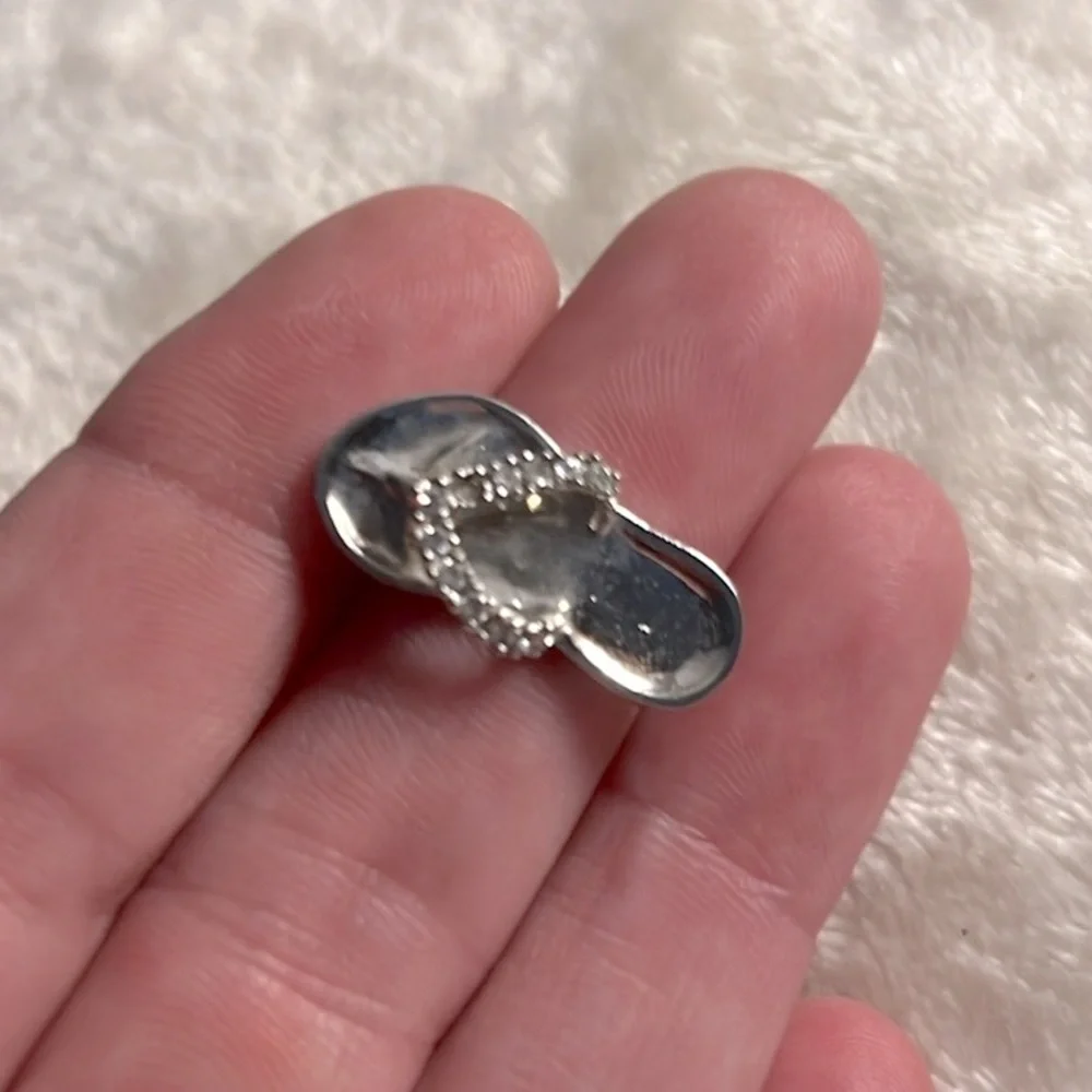 🩴 RHINESTONE CRYSTAL EMBELLISHED SILVER FLIP FLOP PENDANT - Picture 1 of 6